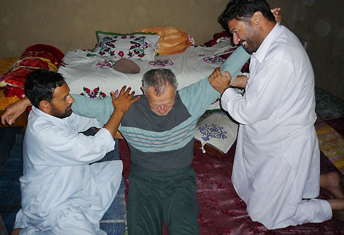 Kohistani Massage. Foto Claus Euler, Text Fritz Berger Kohistani Massage